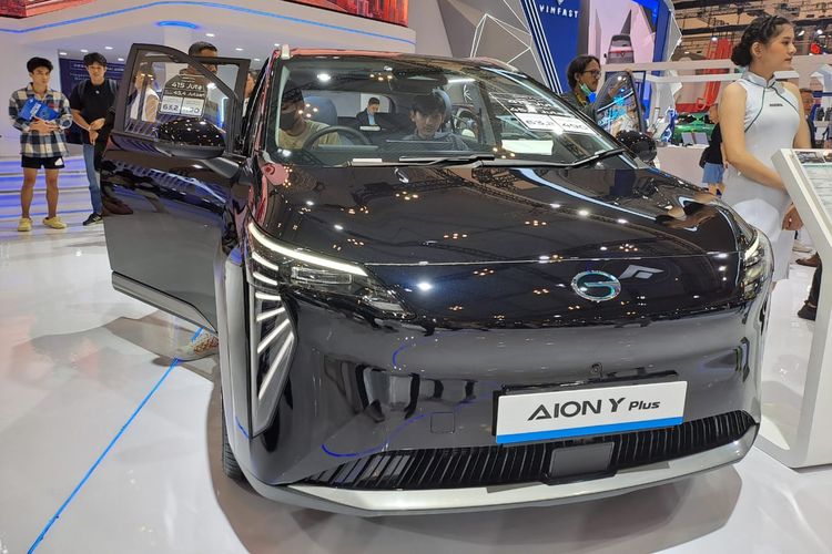 Aion Y Plus hadir dalam dua varian. Pertama, adalah Exclusive, yang menggunakan baterai LFP 50,66 kWh berjarak jangkau 410 km NEDC. 