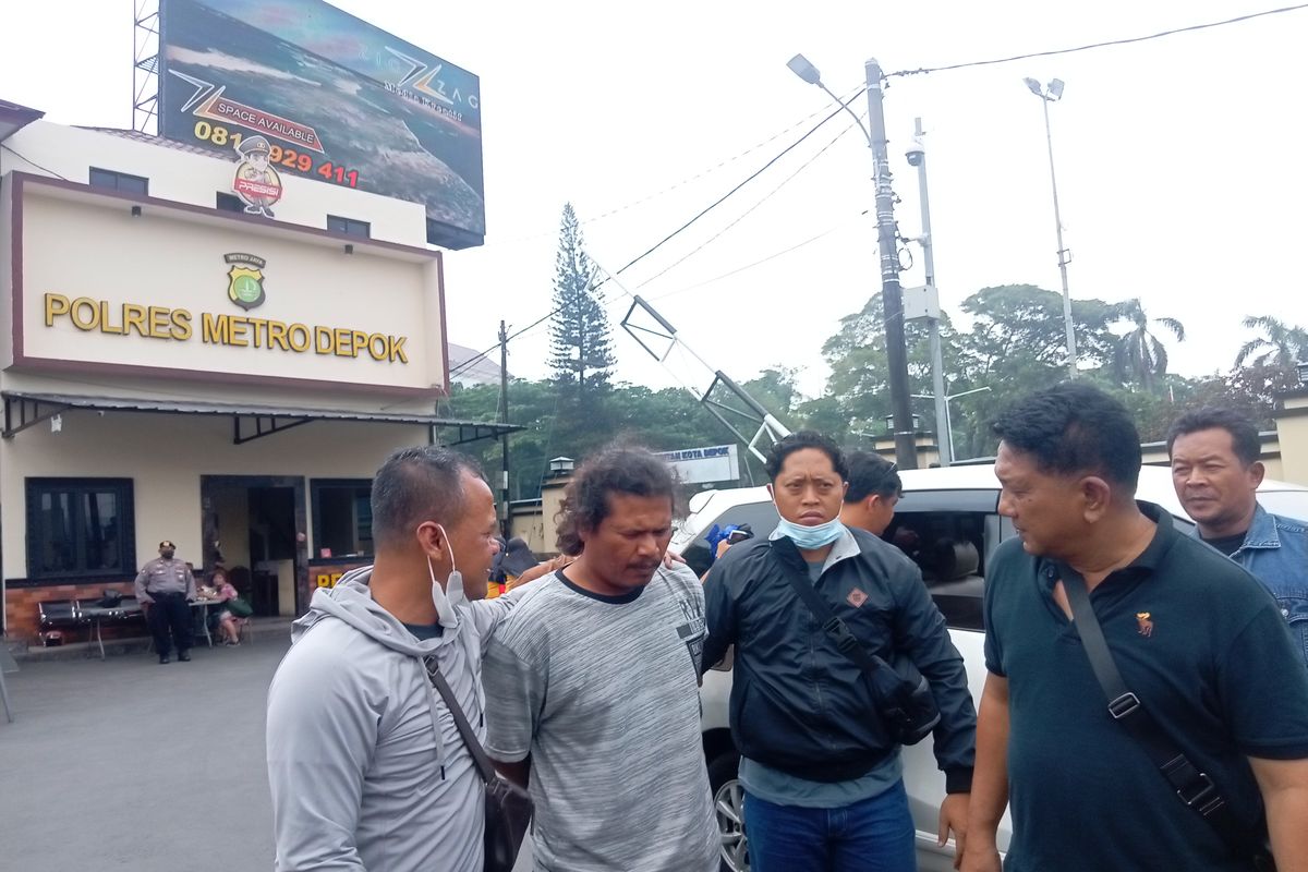 Seorang pria inisial JJA (45) di Depok, Jawa Barat diamankan satreskrim Polres Metro Depok atas laporan pembunuhan pada Jumat (13/10/2023).