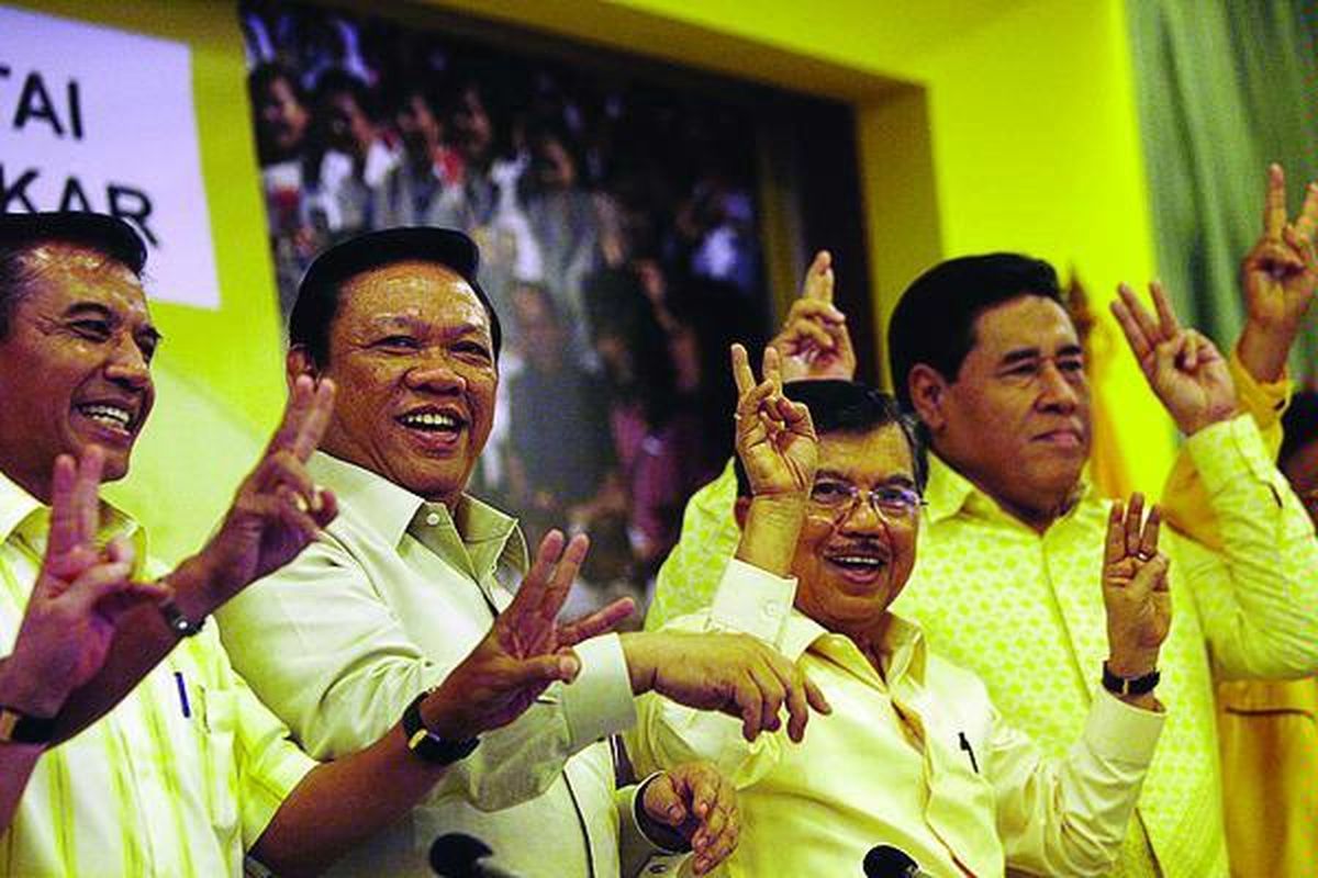 Wakil Presiden RI yang juga Ketua Umum DPP Partai Golkar Jusuf Kalla (kedua kanan) didampingi (dari kiri ke kanan) Sekjen DPP Partai Golkar Soemarsono, Wakil Ketua Umum DPP Partai Golkar Agung Laksono, serta Ketua Bidang Hukum, Hak Asasi Manusia, dan Otonomi Daerah DPP Partai Golkar Muladi seusai memberikan keterangan akhir tahun evaluasi Partai Golkar, Jumat (26/12).  