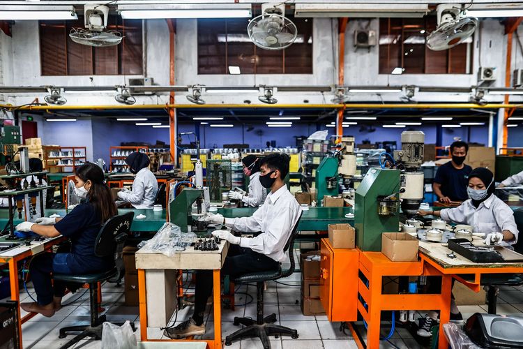 Pekerja menggunakan masker saat menyelesaikan pembuatan blender di Pabrik PT Selaras Citra Nusantara Perkasa (SCNP), Cileungsi, Jawa Barat, Rabu (19/8/2020). PT SCNP merupakan perusahaan yang bergerak dalam produksi alat elektronik rumah tangga sejak 1980-an. Pekerja juga menerapkan protokol Covid-19.