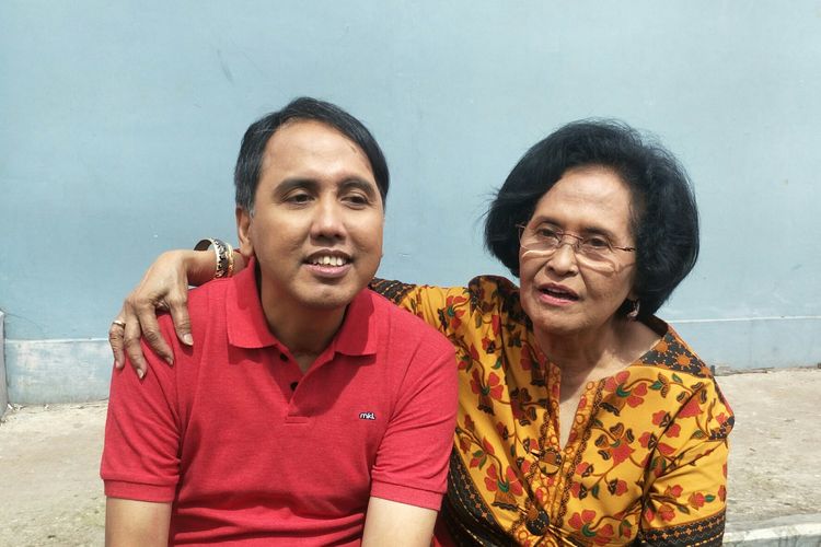 Gugun Gondrong dan ibunya, Tuning saat ditemui di kawasan Tendean, Jakarta Selatan, Selasa(3/3/2020)
