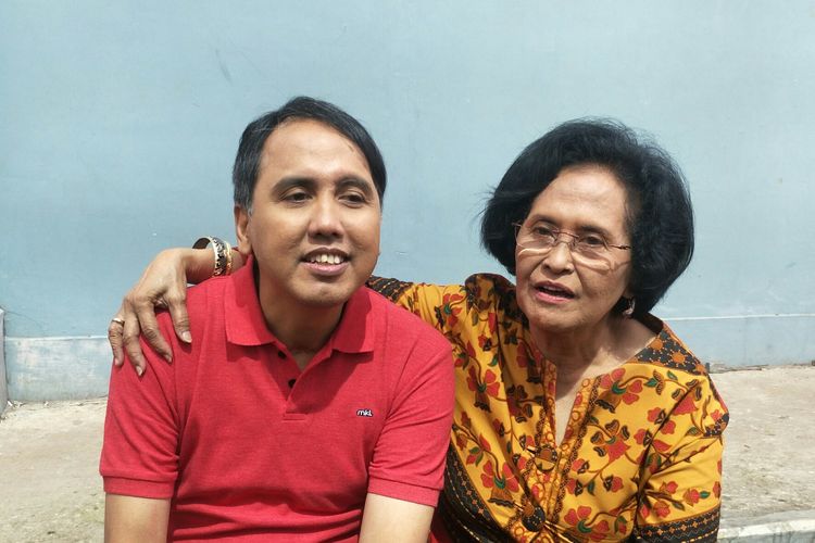 Gugun Gondrong ditemani ibunda tercinta.