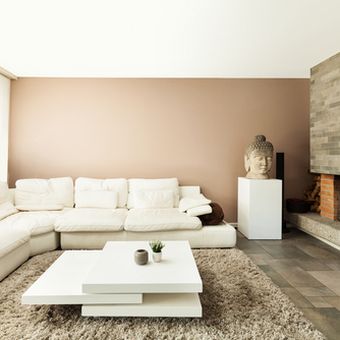 perpaduan sofa putih dengan dnding berwarna cokelat muda