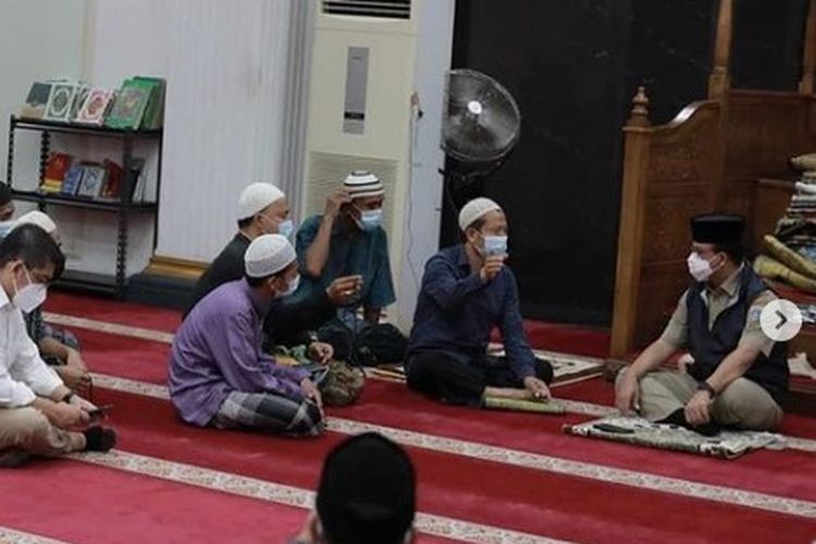 Gubernur DKI Jakarta Anies Baswedan berinteraksi dengan masyarakat di Masjid Nurul Abror, Mangga Dua, Jakarta Utara, Senin (22/3/2021)
