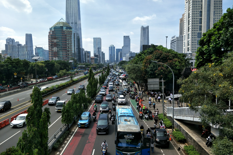 Situasi lalu lintas Jalan Raya Gatot Subroto yang macet karena kendaraan tak bisa masuk ke Mapolda Metro Jaya, Senin (3/4/2023).