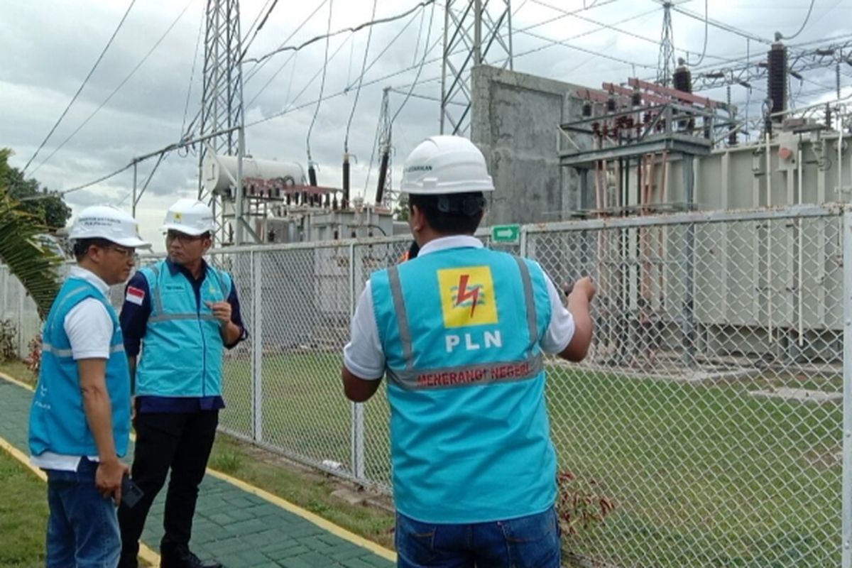 Plt. Direktur Jendral Ketenagalistrikan Kementerian ESDM dan Direktur PLN saat meninjau Gardu Induk PLN di Banyuwangi