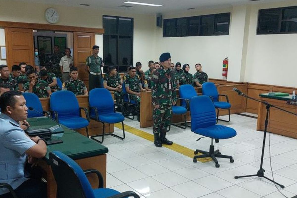 Sertu Agus Kustiawan menjalani sidang vonis di Pengadilan Militer II-09 Bandung, Kota Bandung, Jawa Barat, Kamis (15/12/2022).

