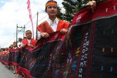 Inilah Ulos Terpanjang Sejagat di Festival Danau Toba 2014