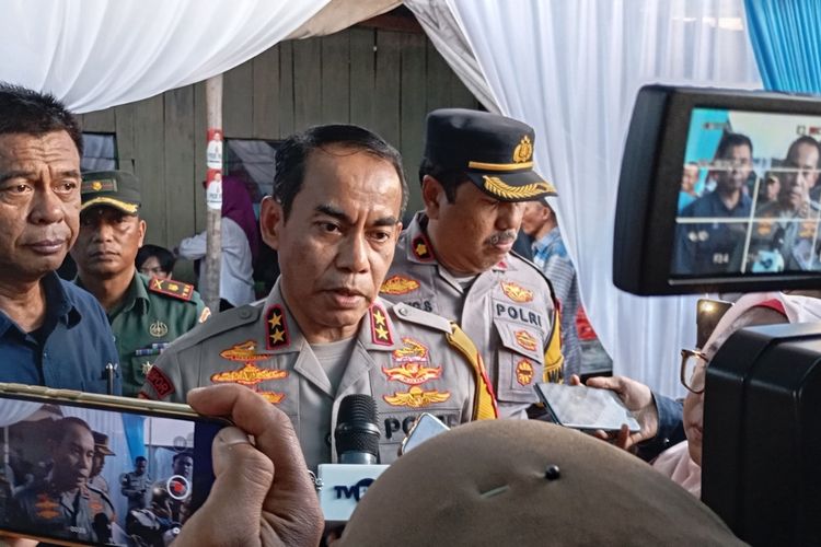 Kapolda Sulsel Irjen Pol Andi Rian R Djajadi saat diwawancarai awak media di Kota Makassar, Sulsel, beberapa waktu lalu.