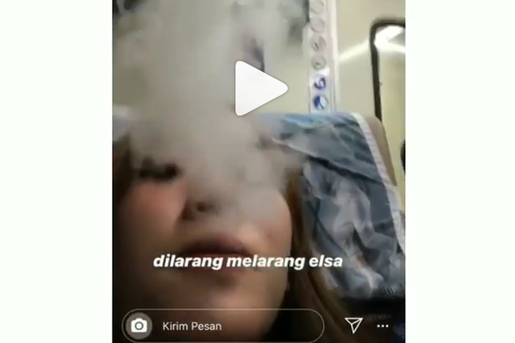 Viral seorang perempuan nekat merokok vape di dalam kereta