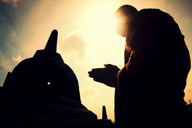 Bhikkhu Badraphalo saat berada di area Candi Borobudur