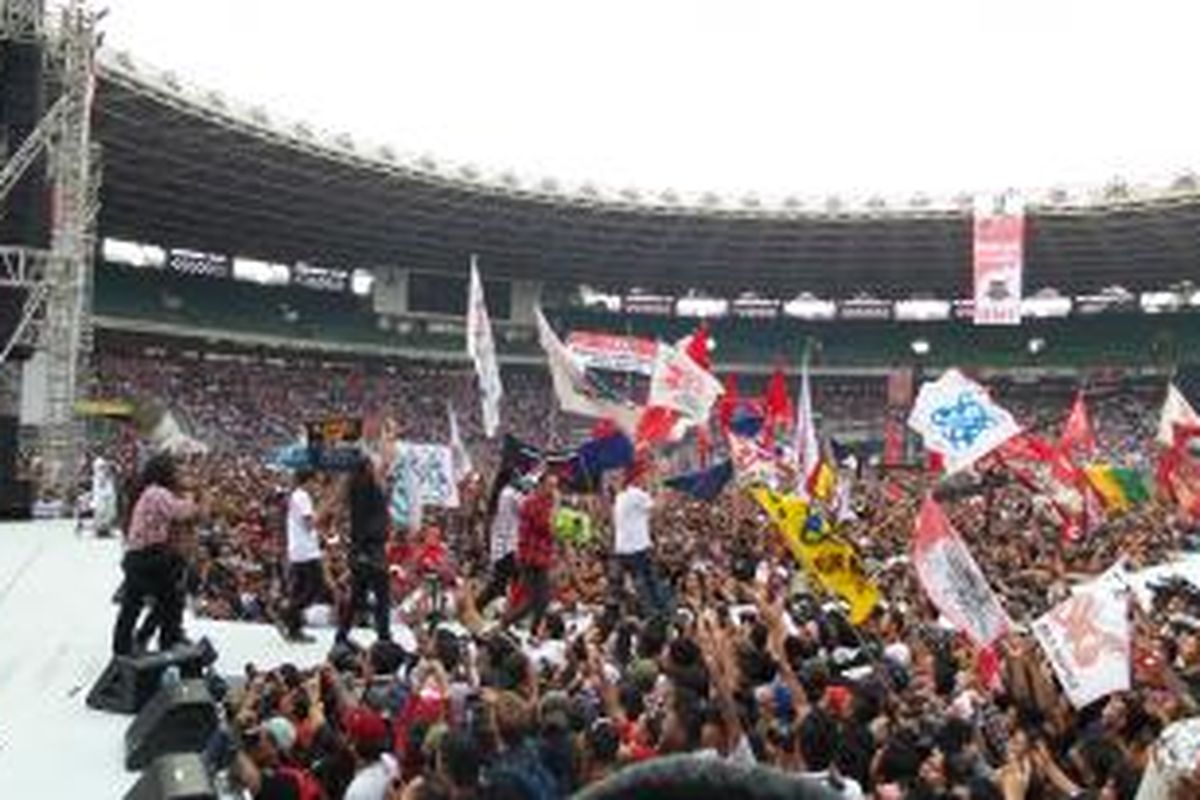 Sejumlah musisi saat tampil dalam acara konser Salam 2 Jari, di Stadion Gelora Bung Karno, Sabtu (5/7/2014)
