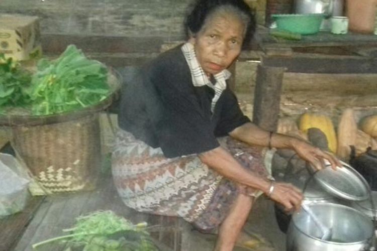Seorang ibu di Kampung Paua, Desa Mosi Ngaran, Kecamatan Elar Selatan, Kabupaten Manggarai Timur, Flores, NTT sedang masak nasi Rupang untuk dihidangkan kepada tamu saat dilangsungkan Ritual Kewur Uwi, Senin (16/4/2018). 