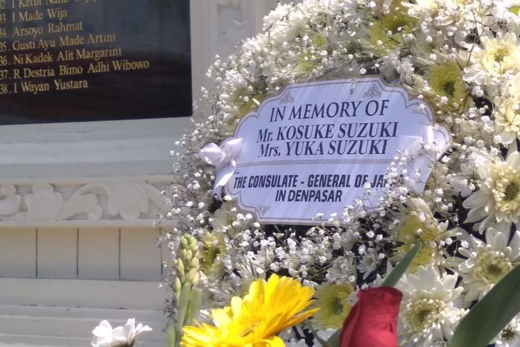 Karangan bunga untuk korban Bom Bali di Monumen Bom Bali, Kuta, Badung, Sabtu (12/10/2019).