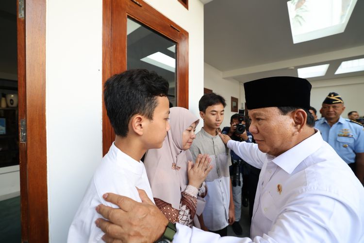 Menhan Prabowo Subianto mendatangi keluarga dari prajurit TNI AU yang gugur dalam insiden pesawat TNI AU Super Tucano jatuh di Jawa Timur, Sabtu (18/11/2023). 