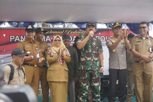 Kapolri dan Panglima TNI Bagi Sembako ke Warga Penagih yang Dekat Lokasi Observasi WNI