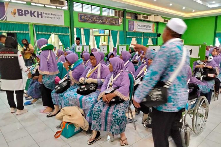 Kantor Wilayah Kementerian Agama Jawa Timur (Kanwil Kemenag Jatim) melakukan pemeriksaan calon jemaah haji (CJH) 2023 kloter pertama yang tiba di Asrama Haji Embarkasi Surabaya, hari ini, Selasa (23/5/2023).