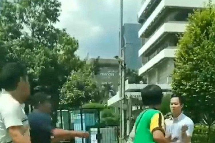 Tangkapan layar video baku hantam tiga orang pria, di zebra cross dekat gedung Sarinah, Jakarta Pusat.  