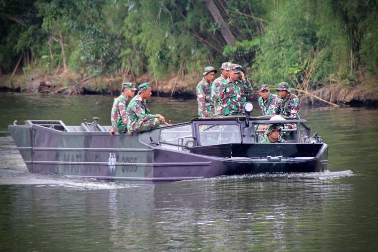 Kendaraan Amfibi Pengangkut Artileri atau KAPA K-61.