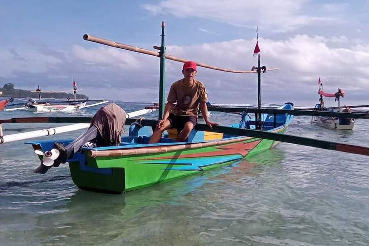 Nelayan Pancing Tuna, di Kabupaten Kaur, Bengkulu saat baru sandar di Desa Linau, Kecamatan Maje