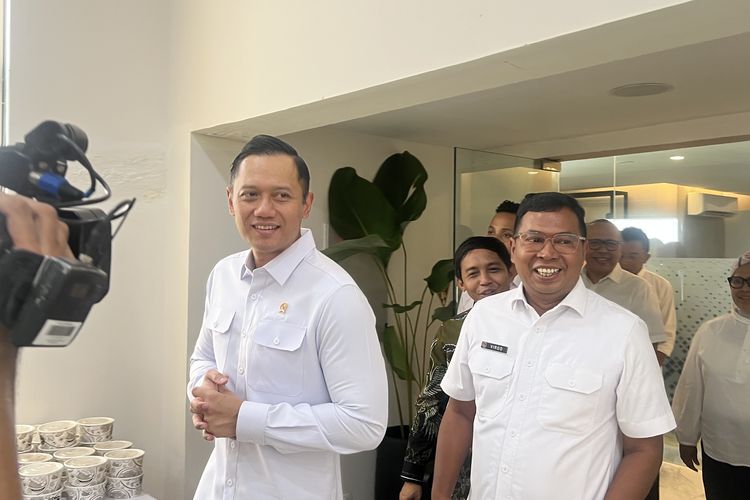 Menteri Agraria dan Tata Ruang/Kepala Badan Pertanahan Nasional (ATR/BPN) Agus Harimurti Yudhoyono (AHY) berkunjung ke Kantor Kementerian ATR/BPN Kuningan, Jakarta, Rabu (17/4/2024).