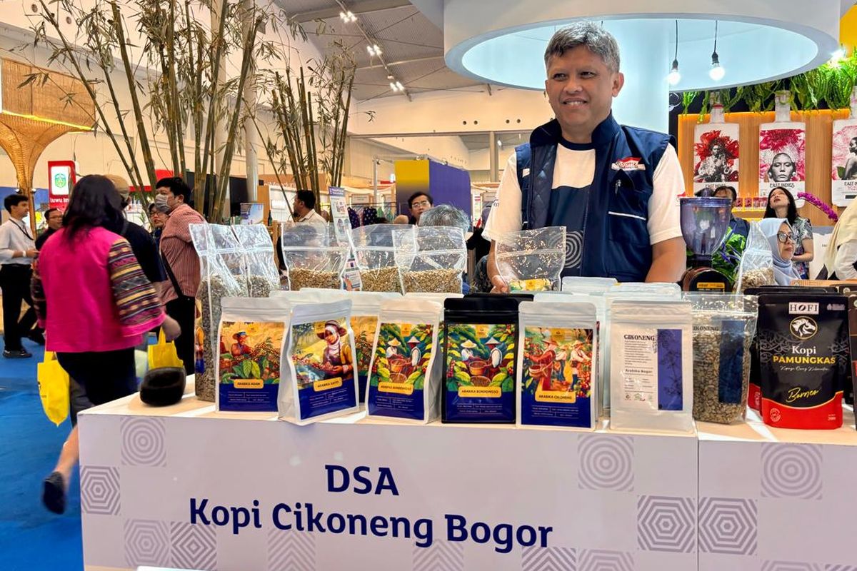 Atam Gutama (55) , Wakil Ketua Badan Pengurus Daerah AEKI DKI Jakarta dan Ketua Yayasan Masyarakat Perlindungan Indikasi Geografis Java Robusta Kopi Bogor mewakili Kopi Desa Cikoneng di booth Astra dalam acara Trade Expo Indonesia