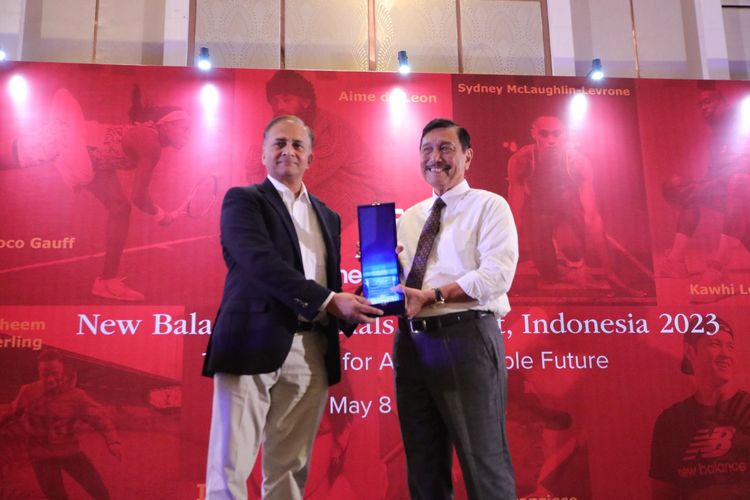 Menko Marves Luhut B. Pandjaitan hadir menjadi pembicara di New Balance Material Summit, Jakarta, Selasa (9/5/2023).