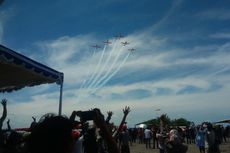 Ribuan Warga Antusias Saksikan Manuver Tim Jupiter di Jogja Air Show 