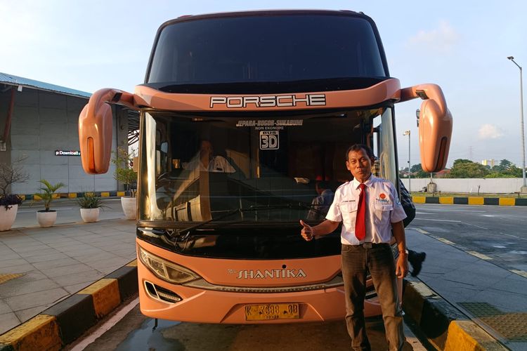 Parno (60), sopir bus PO Shantika, di Terminal Pulogebang, Cakung, Jakarta Timur, Senin (25/3/2024).