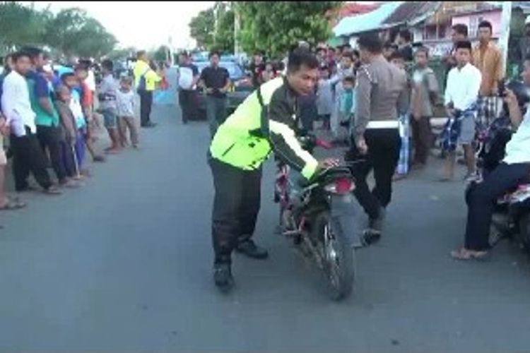 Balapan liar di Pantai Bahari, Polewali Mandar, Sulawesi Barat, dibubarkan petugas Polsek Polewali dan Lantas Polres Polman, Rabu Subuh (8/5/2019).