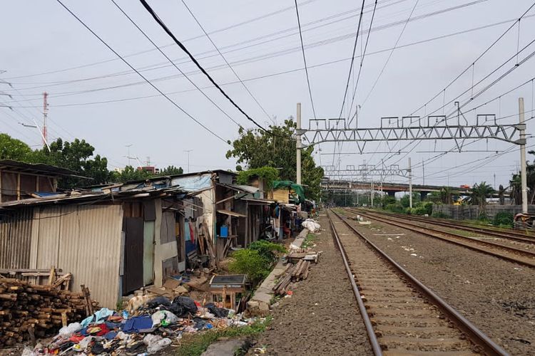 Deretan rumah bedeng yang berada di depan rel kereta api, tepat di depan bangunan JIS, Tanjung Priok, Jakarta Utara.