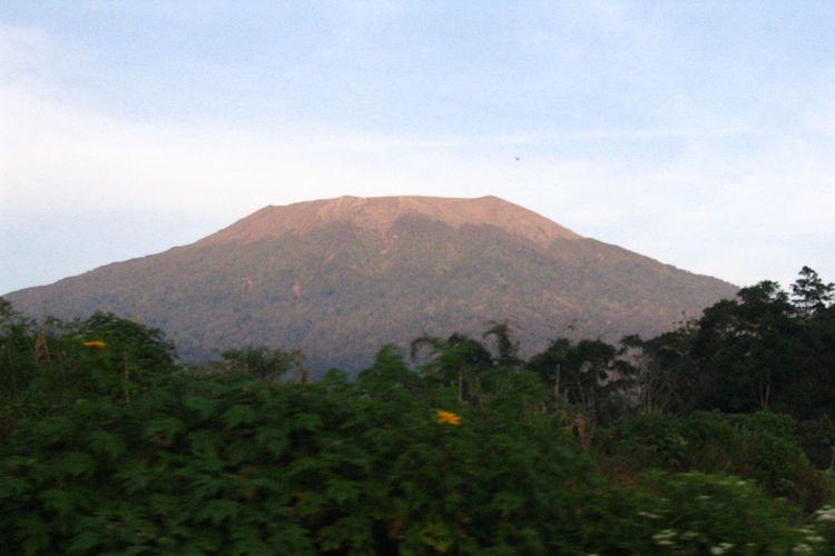 Gunung Marapi di Sumatera Barat.