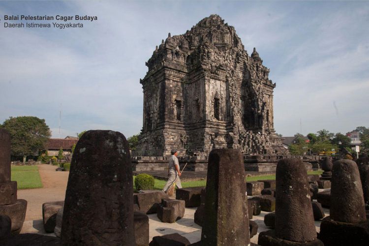 Candi Kalasan peninggalan Kerajaan Mataram Kuno.