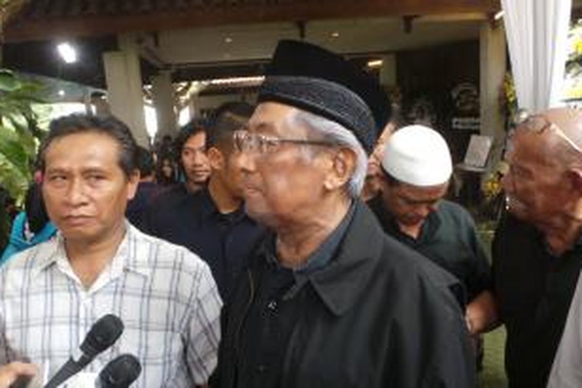 Adnan Buyung Nasution melayat ke rumah almarhum Bob Sadino, Selasa (20/1/2015).
