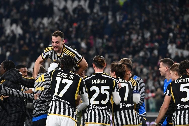 Pemain-pemain Juventus merayakan kemenangan atas Roma dalam laga Liga Italia 2023-2024 di Stadion Allianz, 30 Desember 2023. Terkini, Juventus akan melawan Udinese di Stadion Allianz, Selasa (13/2/2024). (Photo by Isabella BONOTTO / AFP)