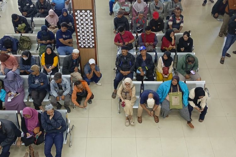 Warga Kabupaten Bandung saat tengah mengantre di Samsat Soreang untuk membayar pajak, Rabu (16/4/2025)