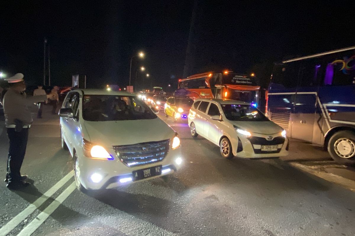 Polisi mengatur arus lalu lintas di pintu masuk Pelabuhan Bakauheni, Minggu (14/4/2024) malam. Diprediksi malam ini adalah puncak arus balik pemudik kembali ke Jawa.