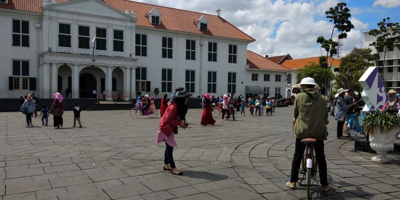 Situasi Kota Tua, Museum Fatahillah, Selasa (2/1/2018). Kondisi ini berbeda dengan Senin (1/1/2018) di mana tempat ini dipenuhi PKL menyambut wisatawan. Kota Tua diserbu wisatawan yang ingin menikmati libur tahun baru. 