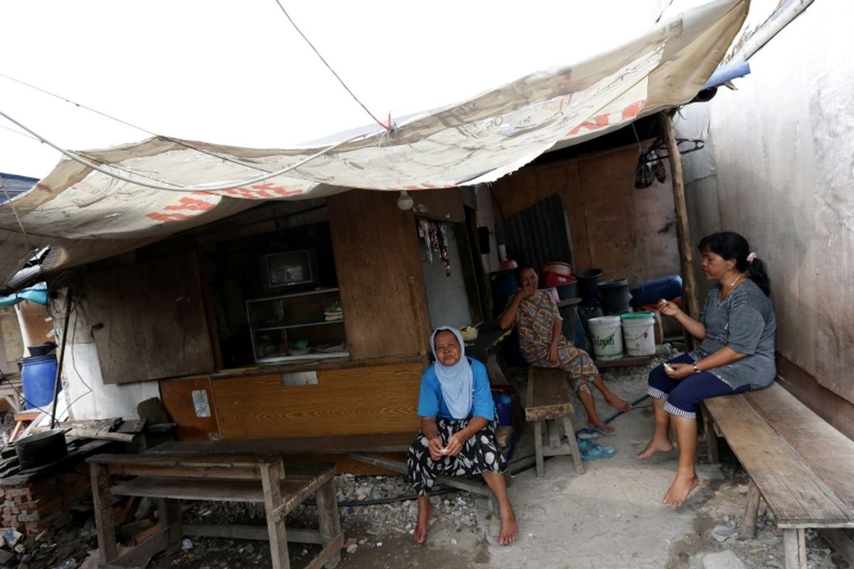 Warga kembali tinggal di bedeng di kawasan Kampung Akuarium, kawasan Pasar Ikan, Penjaringan, Jakarta Utara, Senin (8/5/2017).  Pemprov DKI Jakarta akan segera menertibkan kembali bedeng yang dibangun warga di kawasan tersebut. 