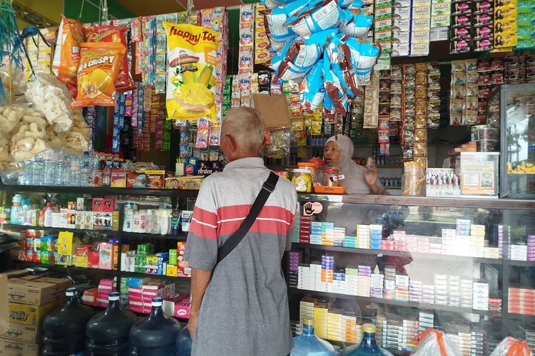 Toko Madura di Banyuwangi Tolak Usulan Pembatasan Jam Operasional