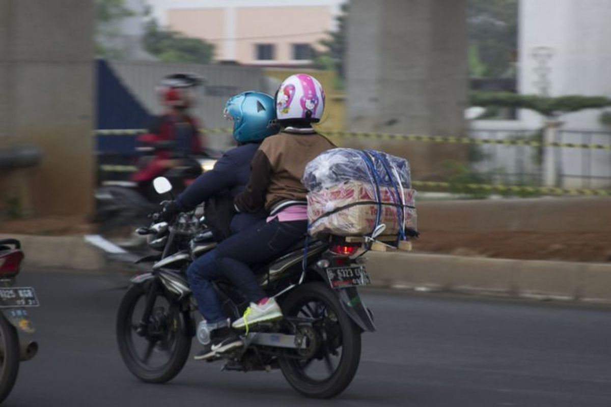 Ilustrasi mudik dengan motor.