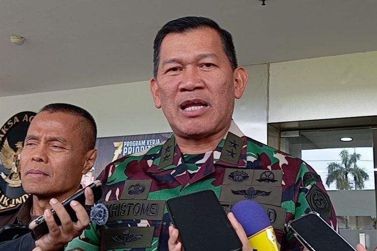 Kapuspen TNI Mayjen Kristomei Sianturi bersama Kapuspenkum Kejagung Harli Siregar dan Jampidmil Mayjen TNI M. Ali RIdho saat ditemui di lobi Gedung Kartika Kejagung, Jakarta, Jumat (20/6/2025). 