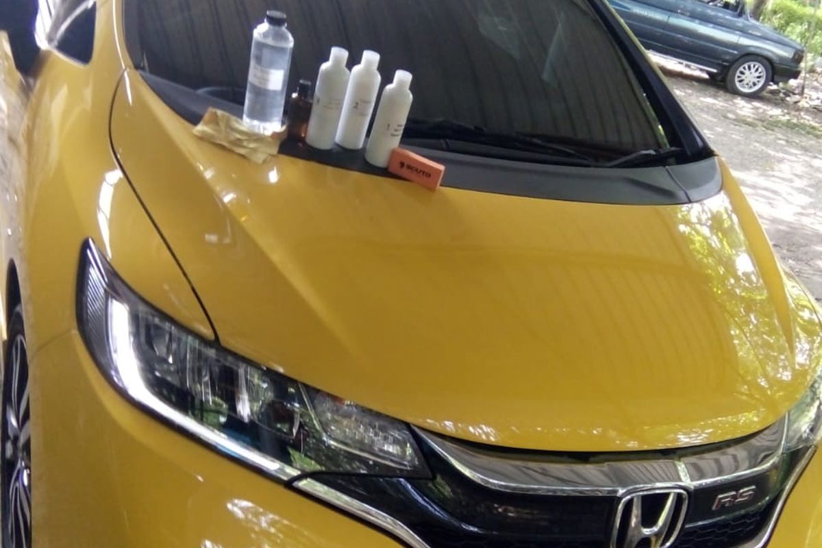 Poles bisa bikin cat mobil menjadi mengkilap tanpa coating.