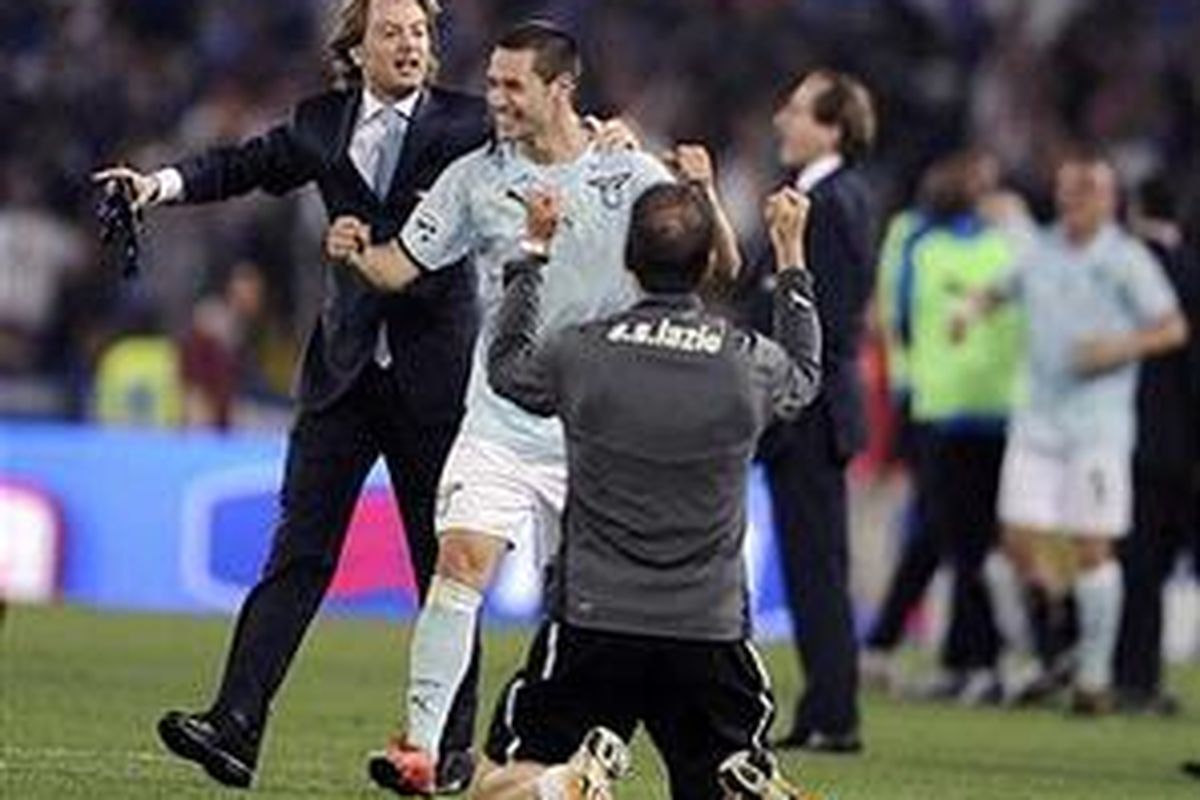 Penyerang Lazio, Mauro Zarate merayakan kemenangan meraih Coppa Italia di Stadion Olimpico, Kamis (14/5) dini hari WIB. Lazio menjadi juara setelah mengandaskan Sampdoria melalui adu penalti di babak final.