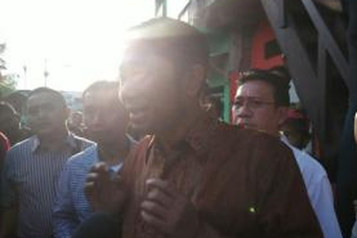 Wakil Ketua DPRD DKI Abraham Lunggana tiba di lokasi ledakan Tanah Abang, Jakarta Pusat, Rabu (8/4/2015).