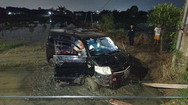 Detik-detik Mobil APV Tabrak Agya dan Terjun ke Sawah di Babelan