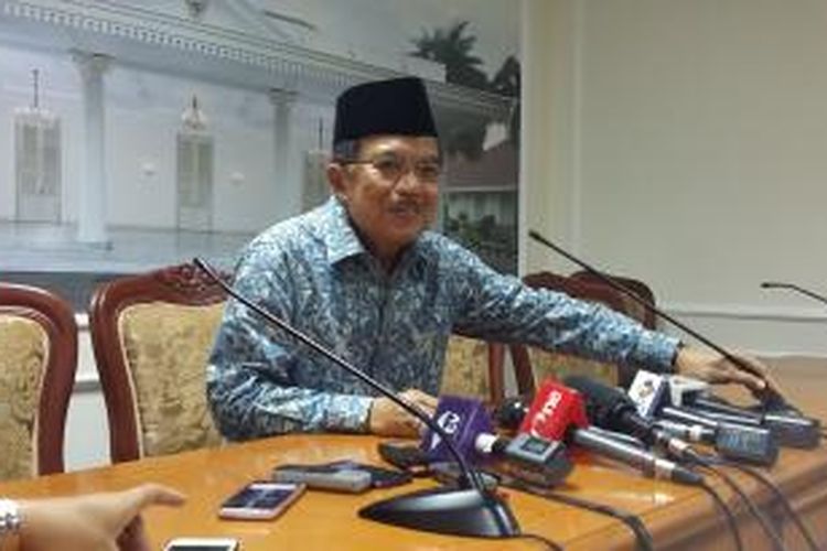 Wakil Presiden Jusuf Kalla, dalam konferensi pers di Istana Wakil Presiden, Jakarta, Jumat (17/7/2015).