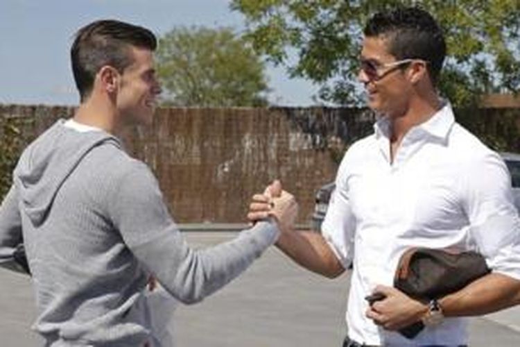 Gelandang Real Madrid, Gareth Bale (kiri) dan Cristiano Ronaldo. 