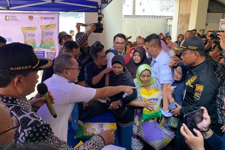 SERAHKAN BERAS-- Menteri Perdagangan (Mendag) Zulkifli Hasan didampingi Wali Kota Madiun, Maidi membagikan ratusan karung beras kemasan lima kilogram kepada warga di Pasar Besar Kota Madiun, Jawa Timur, Rabu (11/10/2023). Ketua Umum Partai Amanat Nasional itu membagi-bagikan beras gratis dalam rangkaian kunjungannya di kota pecel.