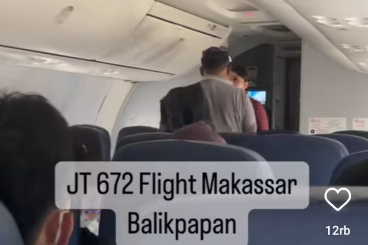 Beredar video seorang pria yang merupakan penumpang memaksa turun dari pesawat Lion Air karena kepanasan disuruh menunggu berjam-jam.